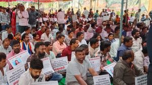 Thousands of Street Vendors Protest at Freedom Park Against BBMP Eviction Drive