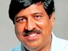 ಇಲ್ಲಿ ಜೈಲಿಗೆ ಹಾಕಿದ್ರು, ಅಲ್ಲಿ ಹಾರ ಹಾಕಿದ್ರು