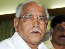 ರೈತನ ಕತ್ತುಹಿಡಿದು ದಬ್ಬಿದ ಡಿಸಿ ಬೆನ್ನುತಟ್ಟಿದ ಸಿಎಂ