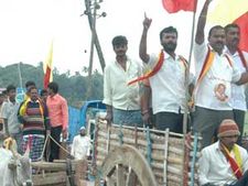 ತೈಲಬೆಲೆ ವಿರೋಧಿಸಿ ಅರಕಲಗೂಡಿನಲ್ಲಿ ಚಕ್ಕಡಿ ಮೆರವಣಿಗೆ