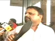 ಕಾಂಗ್ರೆಸ್ ಶಾಸಕನಿಗೆ ಬಿಜೆಪಿ ಶಾಸಕ ಚಪ್ಪಲಿ ಎಸೆತ