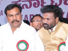 ಡಿವಿಎಸ್ ಭರವಸೆ : ಉಪವಾಸ ಕೈಬಿಟ್ಟ ಶ್ರೀರಾಮುಲು