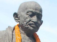 ಗಾಂಧಿ ಜಯಂತಿಗೆ ಗುಂಡು ತುಂಡು ಭರ್ಜರಿ ಮಾರಾಟ