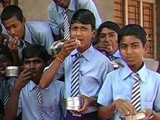 ವಿದ್ಯಾರ್ಥಿಗಳಿಗೆ 4 ತುತ್ತು ಹಾಕದ ಮತಿಗೇಡಿ ಸರಕಾರ
