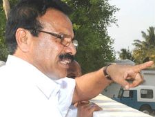 ಬರ : ಕೋಲಾರದ ಮಹಿಳೆಯರಿಂದ ಡಿವಿಎಸ್ ದಿಗ್ಬಂಧನ