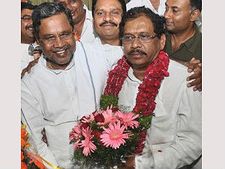 ಸಿಎಂ ಖುರ್ಚಿ ಮೇಲೆ ಮತ್ತೆ ಟವಲ್ ಹಾಕಿದ ಸಿದ್ದರಾಮಯ್ಯ 