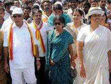 ಕೆಆರ್‌ಎಸ್ ಬಳಿ ಯಡಿಯೂರಪ್ಪ, ಶೋಭಾ ಬಂಧನ