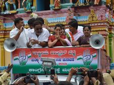 In pics : ಬರ್ಥಡೇ ಬಾಯ್ ಸಿದ್ದು ,ರಮ್ಯಾ ಪ್ರಚಾರ