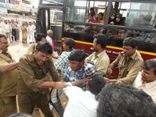 ಯಾದಗಿರಿ : ಬಸ್ ಸಿಬ್ಬಂದಿ, ವಿದ್ಯಾರ್ಥಿ ಮಾರಾಮಾರಿ