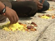 ರಾಚೋಟೇಶ್ವರ ಸನ್ನಿಧಿಯಲ್ಲಿ ಬಂಡೆ ಮೇಲೆ ಊಟ!