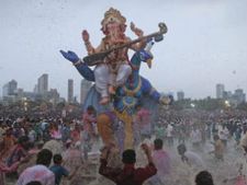 ಗಣೇಶನ ವಿಗ್ರಹಕ್ಕೆ ವಿದ್ಯುತ್ ಪ್ರವಹಿಸಿ ನಾಲ್ವರ ಸಾವು 