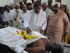 ಜಯಕಾರ ಧಿಕ್ಕಾರದ ನಡುವೆ ಸಕ್ಕರೆದಾತನ ಅಂತ್ಯಕ್ರಿಯೆ 