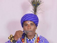 ಮೋರಸಿಂಗ್ ನುಡಿಸುವ ಗಾರುಡಿಗ ಶಂಕ್ರಪ್ಪ ಬಾದಿಗಿ