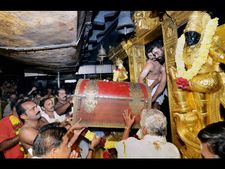 ಚಿತ್ರಸುದ್ದಿ : ಶಬರಿಮಲೆ ದೇಗುಲ ಸೇರಿದ ಚಿನ್ನಾಭರಣ