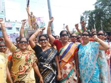 ಚಿತ್ರಸುದ್ದಿ: ಒಡೆದ ಮನೆ ಆಂಧ್ರದಲ್ಲಿ ನೋವು-ನಲಿವು