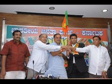 ಎನ್ನಾರೈ ನೀರಜ್ ಪಾಟೀಲ್ ಬಿಜೆಪಿಗೆ ಸೇರ್ಪಡೆ