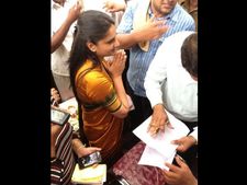 ಮಂಡ್ಯ: ನಾಮಪತ್ರ ಸಲ್ಲಿಕೆ ವೇಳೆ ಕಣ್ಣೀರಿಟ್ಟ ರಮ್ಯಾ