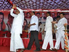 ಗೌಡರ ಕಣ್ಣೀರು ಬಡವರಿಗಾಗಿ ಅಲ್ಲ ಮಕ್ಕಳಿಗಾಗಿ: ಸಿದ್ದು