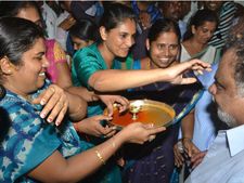 ಮಂಡ್ಯದ ವೆರೈಟಿ ಜನಕ್ಕೆ ಐಟಿನೂ ಬೇಕು: ಅಂಬಿಗೆ ರಮ್ಯಾ