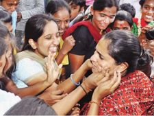 ಹಿರಿಯರ ಸಮ್ಮುಖದಲ್ಲಿ ಎರಡು ಹನಿ ಕಣ್ಣೀರು ಹಾಕಿದ ರಮ್ಯಾ