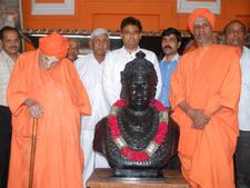 ಬಸವಣ್ಣನ ಪುತ್ಥಳಿಗೆ ಸಿದ್ದಗಂಗಾ ಶ್ರೀ ಶುಭಹಾರೈಕೆ