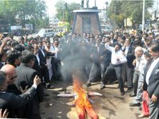  ಕೆಎಟಿ ಪೀಠಕ್ಕೆ ಆಗ್ರಹಿಸಿ ಸಿಎಂ ಪ್ರತಿಕೃತಿ ದಹನ
