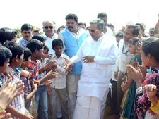 ದಿಢೀರನೆ ಶಾಲೆಗೆ ಬಂದ ಸಿದ್ದು ಕಂಡು ಮಕ್ಕಳಿಗೆ ಹಿಗ್ಗೋಹಿಗ್ಗು 