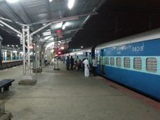 ರೈಲ್ವೆಯಲ್ಲಿ ಟೀ ಮಾರುವವರು ಮೆನು ಕಾರ್ಡ್ ಇಟ್ಕೋಬೇಕು