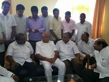 ಯಡಿಯೂರಪ್ಪಗೆ ಹುಬ್ಬಳ್ಳಿಯಲ್ಲಿ ಧೈರ್ಯ ತುಂಬಿದ ಎಚ್ಡಿಕೆ