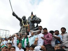 'ಸರ್ಕಾರ ಮತ್ತು ಸಕ್ಕರೆ ಕಾರ್ಖಾನೆಗಳು ನಾಟಕ ನಿಲ್ಲಿಸಲಿ'