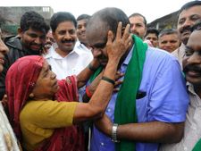 ಮಳೆಯ ನಡುವೆಯೇ ಮುಂದುವರೆದಿದೆ ಎಚ್ಡಿಕೆ ಪಾದಯಾತ್ರೆ