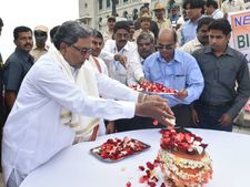 ನೇತಾಜಿ ಜನ್ಮಭೂಮಿಯ ಮಣ್ಣಿಗೆ ನಮೋ ಎಂದ ಸಿದ್ದರಾಮಯ್ಯ