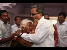 ನೊಂದ ರೈತರ ಮನೆಗೆ ಅಂತೂ ಇಂತೂ ಭೇಟಿ ಇತ್ತ ಸಿಎಂ
