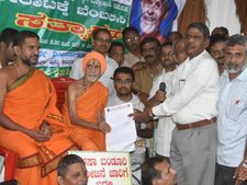 ಕಳಸಾ ಬಂಡೂರಿ ಹೋರಾಟಗಾರರಿಗೆ ಪೇಜಾವರ ಶ್ರೀಗಳ ಬೆಂಬಲ