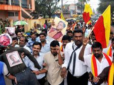 ಗಿರೀಶ್ ಕಾರ್ನಾಡ್ ವಿರುದ್ಧ ಬೆಂಗಳೂರು, ಮಂಡ್ಯದಲ್ಲಿ ದೂರು