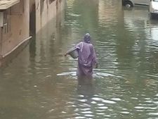 ಭರ್ತಿ ಮಳೆಯಲ್ಲೂ ಹಾಲು ಹಾಕಲು ಬಂದ ಮಹಿಳೆಗೆ ಸಲಾಂ!