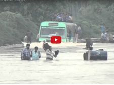 ಚೆನ್ನೈ ಮಹಾ ಪ್ರವಾಹಕ್ಕೂ ಜಗ್ಗದ-ಕುಗ್ಗದ ಬಸ್!