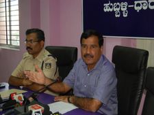 ಹುಬ್ಬಳ್ಳಿ: ಪೊಲೀಸ್ ಬೈಕ್ ಗೆ ಬೆಂಕಿ ಹಚ್ಚಿದ 8 ಜನರ ಬಂಧನ