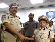 ಆ ಪುಟ್ಟ ಬಾಲಕನಿಗೆ ಪೊಲೀಸ್ ಅಧಿಕಾರಿಗಳ ಸೆಲ್ಯೂಟ್! 