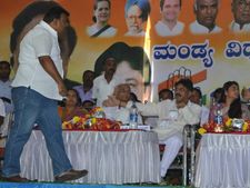 ಸಿಎಂ ಎದುರೇ ಮಂಡ್ಯ ಕಾಂಗ್ರೆಸ್ ಬಣ ರಾಜಕೀಯ ಸ್ಫೋಟ