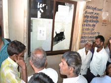 ಹುಬ್ಬಳ್ಳಿ: ಪಹಣಿ ಪತ್ರ ವಿಳಂಬ, ತಹಸೀಲ್ದಾರ್ ಕಚೇರಿಗೆ ಕಲ್ಲು 