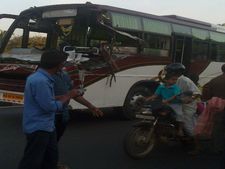 ಉಡುಪಿ: ಲಾರಿಗೆ ಬಸ್ ಡಿಕ್ಕಿ, ಪ್ರಯಾಣಿಕನ ದಾರುಣ ಸಾವು