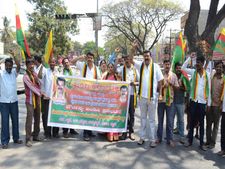 ಸಿದ್ದು ಮೇಲೆ ಹರಿಹಾಯ್ದು, ರಾಜೀನಾಮೆಗೆ ಒತ್ತಾಯಿಸಿದ ಮಂಡ್ಯ ಜನತೆ