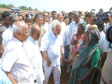 ಬರ ಪರಿಹಾರ ಕೇಳಿದ ರೈತರ ಮೇಲೆ ಸಚಿವ ದೇಶಪಾಂಡೆ ಉಡಾಫೆ