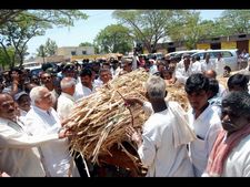 'ಪ್ರತಿ ಕುಟುಂಬಕ್ಕೆ ಕನಿಷ್ಠ 12 ಬಿಂದಿಗೆ ನೀರು ನೀಡಿ' 