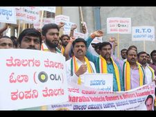 ಹುಬ್ಬಳ್ಳಿ: ಓಲಾ, ಊಬರ್ ವಿರುದ್ಧ ಬೀದಿಗಿಳಿದ ಟ್ಯಾಕ್ಸಿ ಚಾಲಕರು