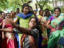 ಜಯಲಲಿತಾಗೆ ಶಿರ ಸಾಷ್ಟಾಂಗ ನಮಸ್ಕಾರ ಮಾಡಿದ ಅಭಿಮಾನಿಗಳು
