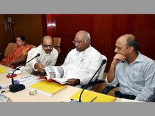 ಚಿಂತೆ ಬಿಡಿ, ಗಿಡ ನೆಡಿ ಎಂದ ಮಲ್ಲಿಕಾರ್ಜುನ ಖರ್ಗೆ