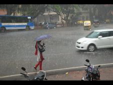 ಹುಬ್ಬಳ್ಳಿಯಲ್ಲಿ ಮಳೆ ಆರ್ಭಟ, ಸಂಚಾರ ಅಸ್ತವ್ಯಸ್ತ