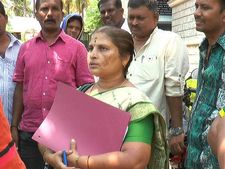 ಬೀಗ ಜಡಿಯಲು ಬಂದವರಿಗೆ 'ನೀರು ಕುಡಿಸಿದ' ಜನರು!